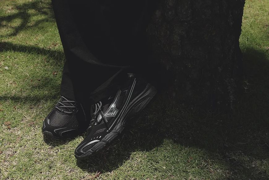 Кросівки Mizuno MXR "Ripstop Pack - Black Metallic Grey" D1GA246801 D1GA246801  фото